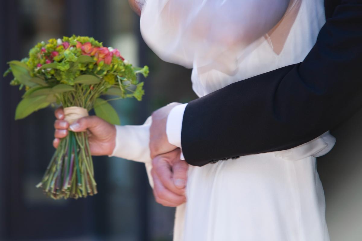 In entspannter Atmosphäre entstehen natürliche und gefühlvolle Bilder für das Hochzeitsvideo in Oberösterreich