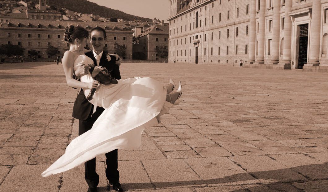 Verspielte Hochzeitsfotografie im Ausland - Paarshooting