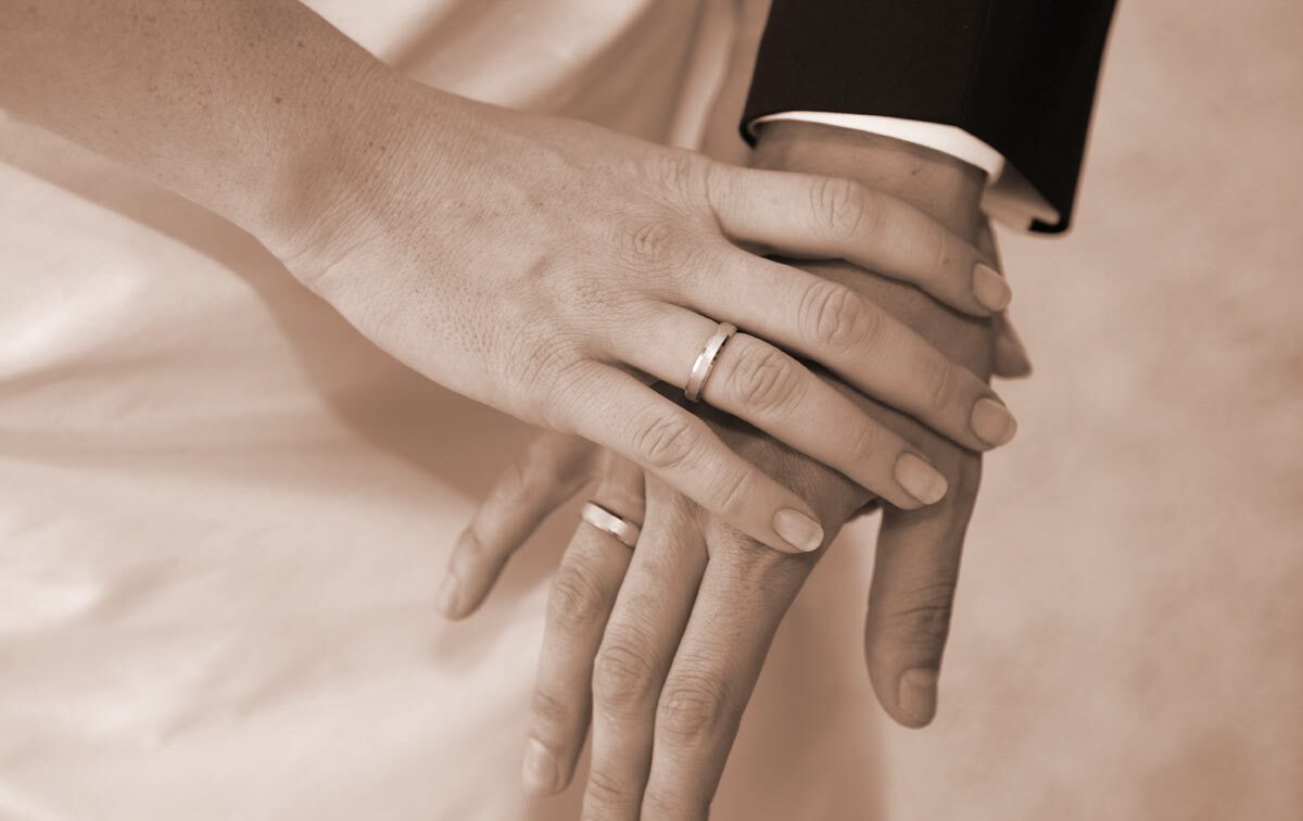 Bild der Hände von Bräutigam und Braut