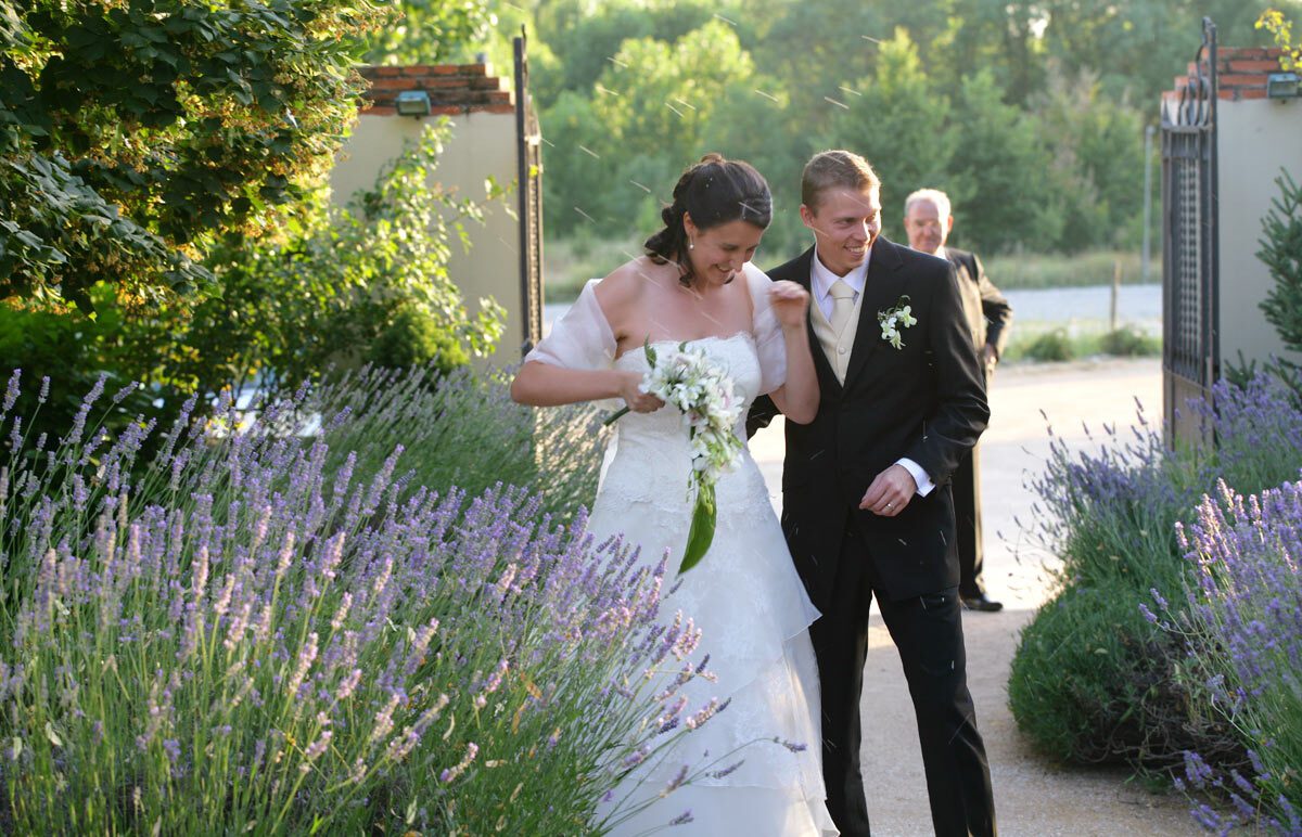 Hochzeitsfotograf fotografiert Paar nach der Zeremonie