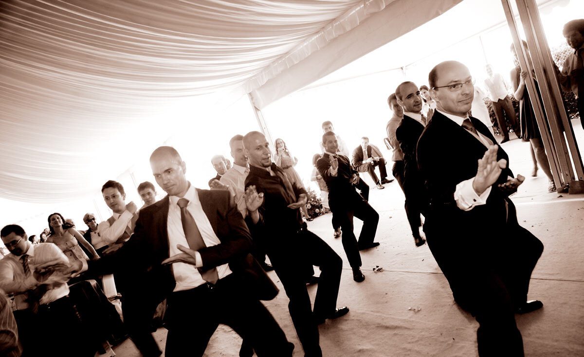 Der Bräutigam mach eine Karatevorführung zur Hochzeit mit seinen Freunden.