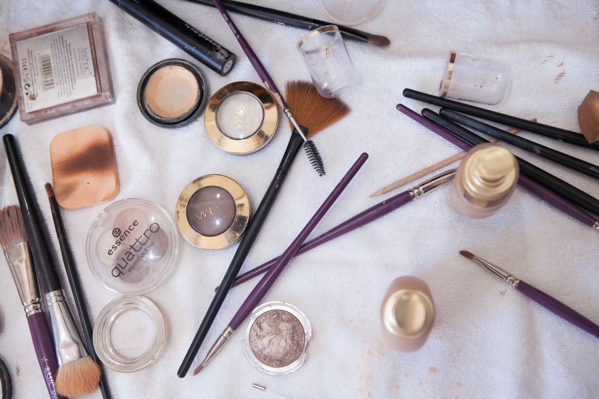 Detailaufnahme Stylist bei den Vorbereitungen