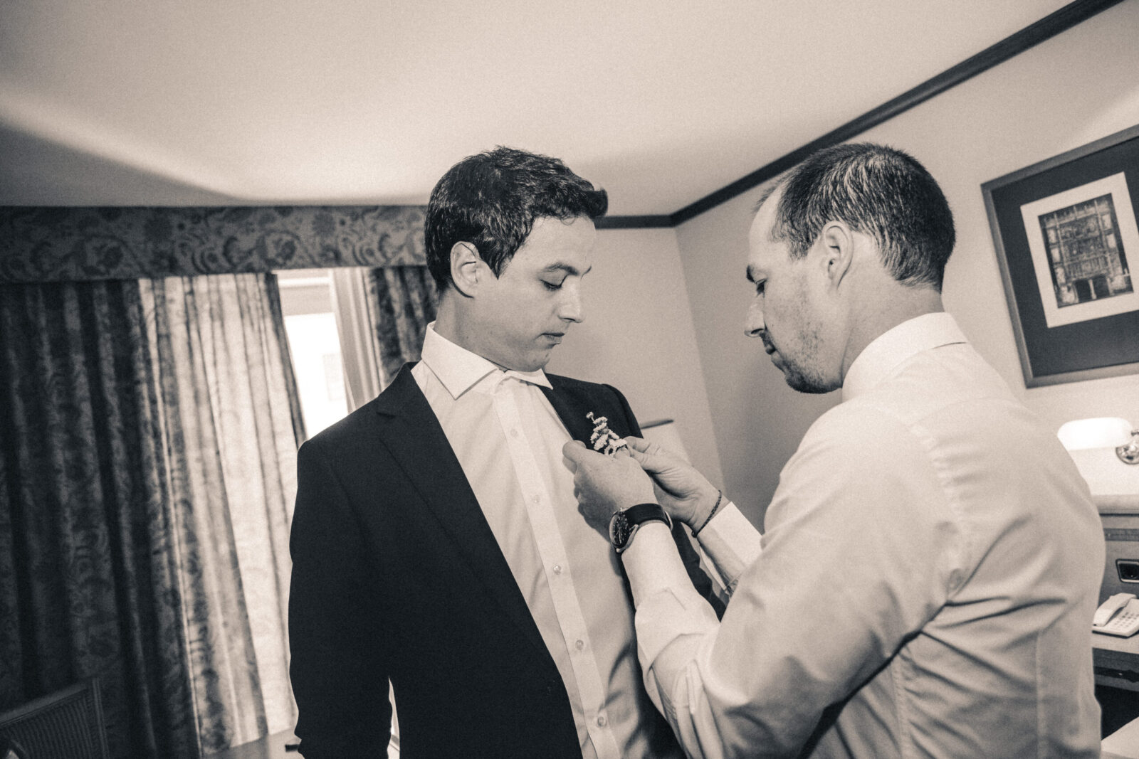 Der Hochzeitsfotograf fotografiert den Bräutigam vor der Zeremonie