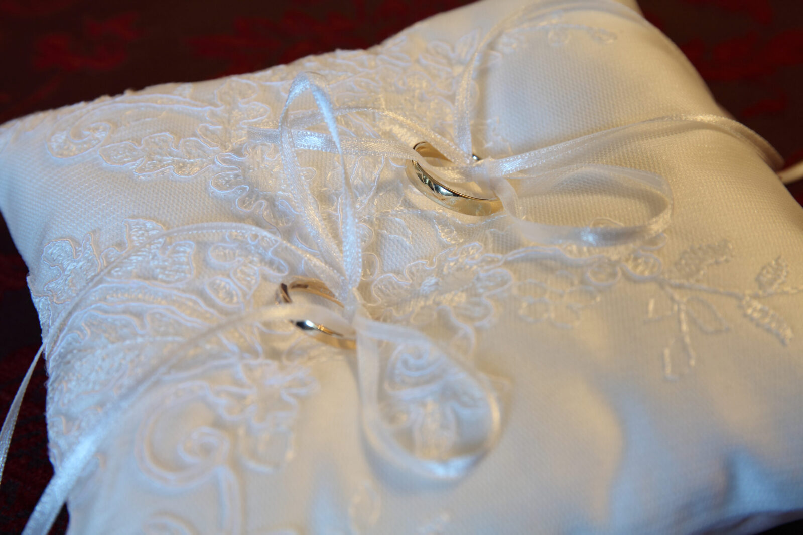 Getting Ready - Liebevolles Detail von Ringen