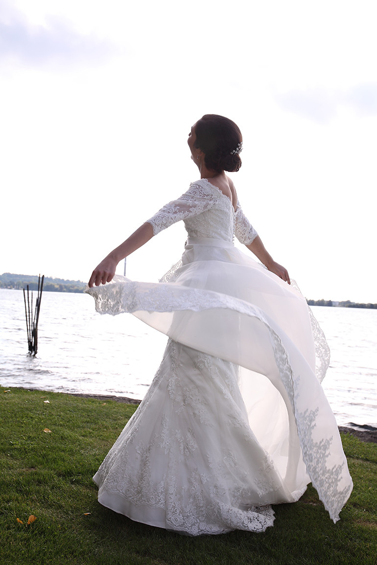 Professioneller Hochzeitsfotograf für authentische Hochzeitsfotografie fotografiert die Braut