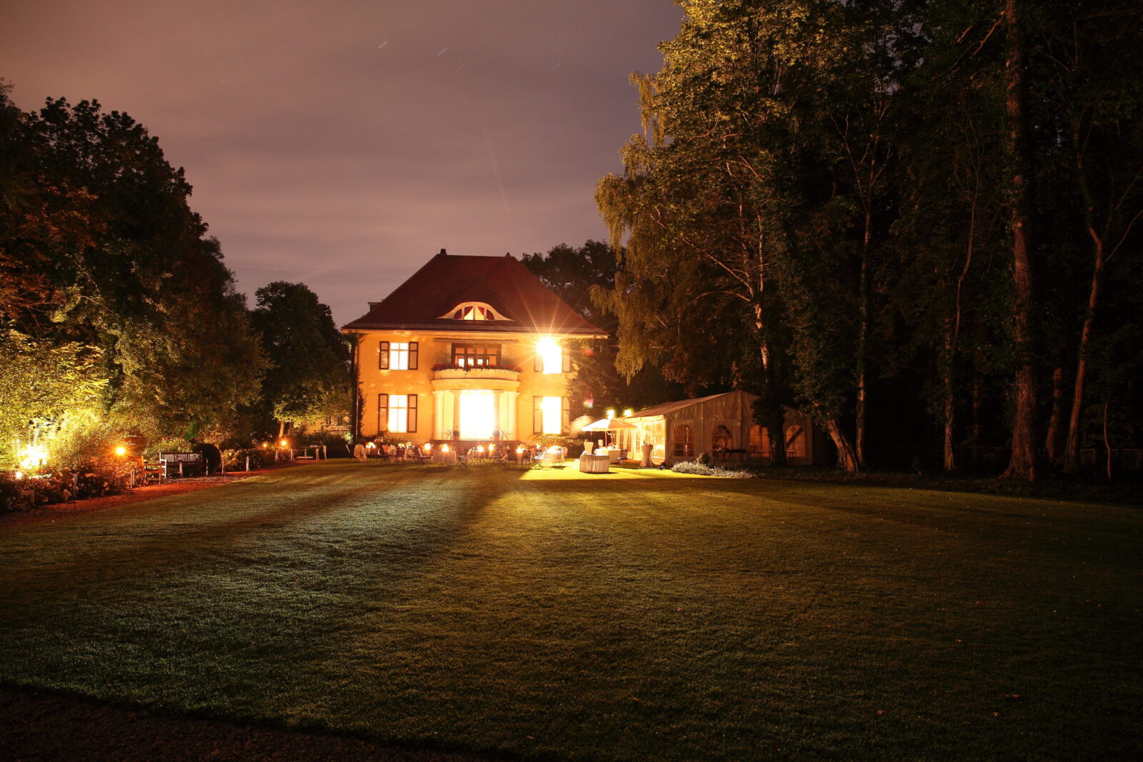 hochzeitsvideografin macht hochzeitsfilm