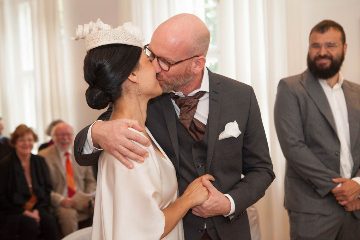 Standesamtliche Hochzeitsfotografie: Der Kuss