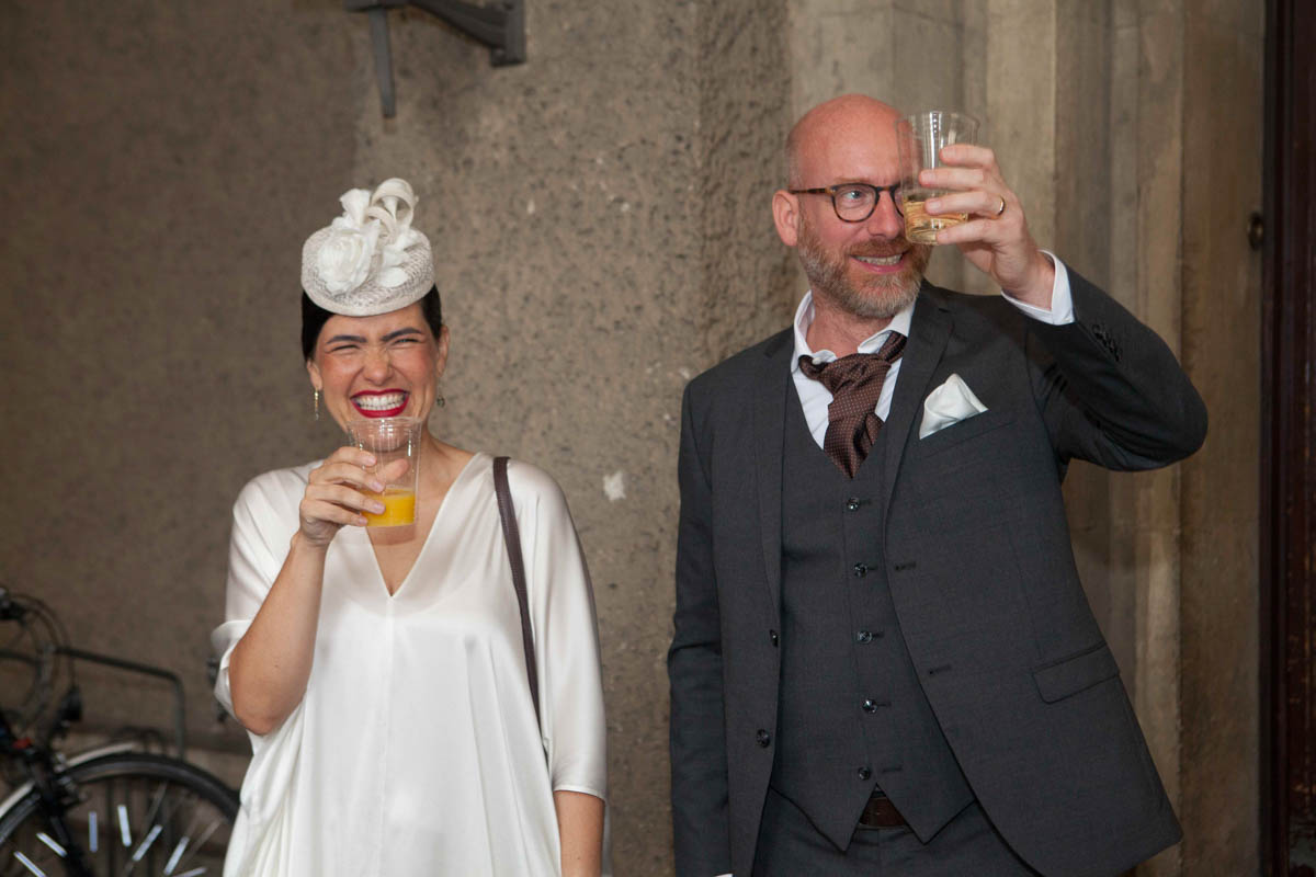 Gruß an die Gäste: Hochzeitsfotografie Standesamt
