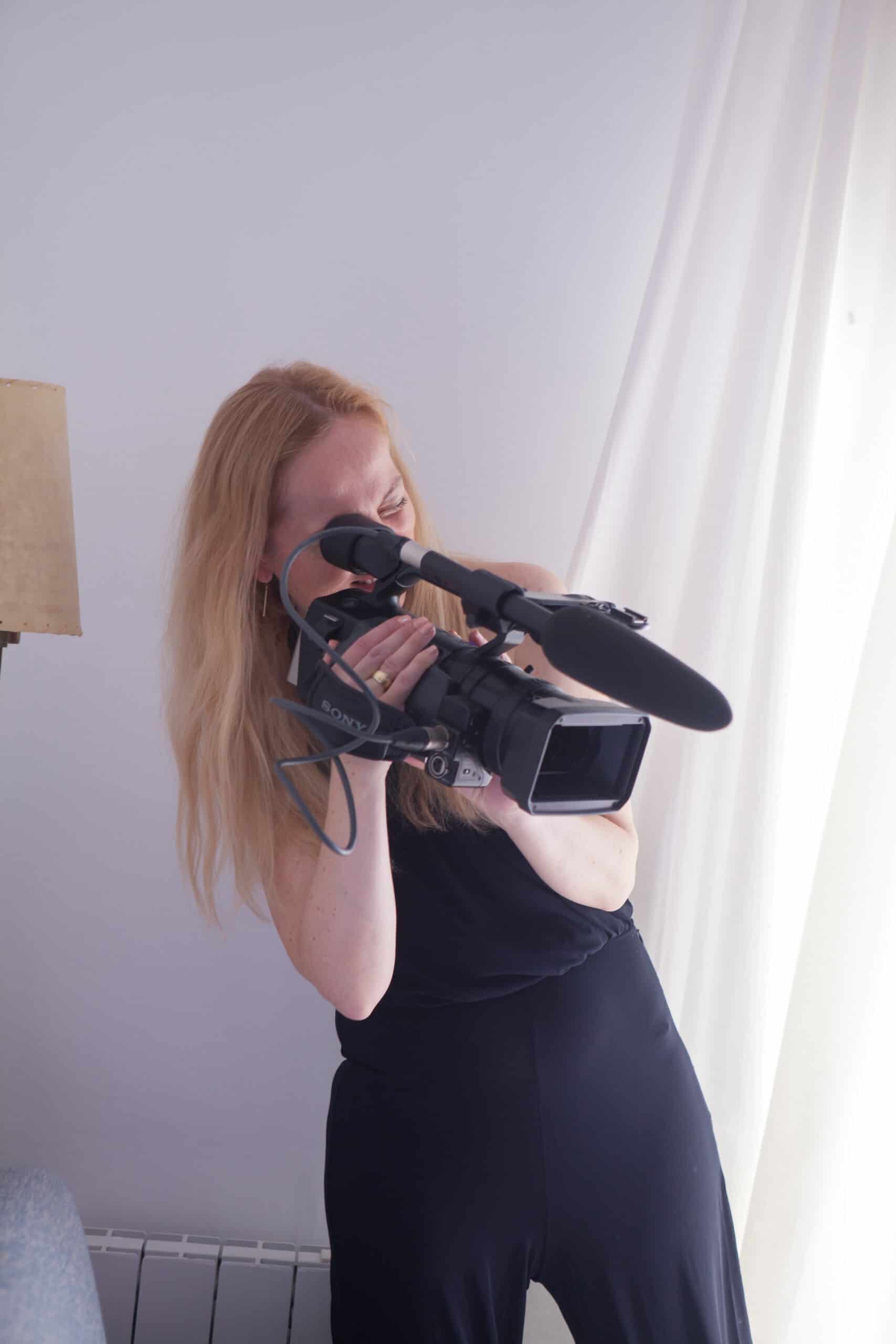 Professionelle hochzeitsfilmerin während der Arbeit