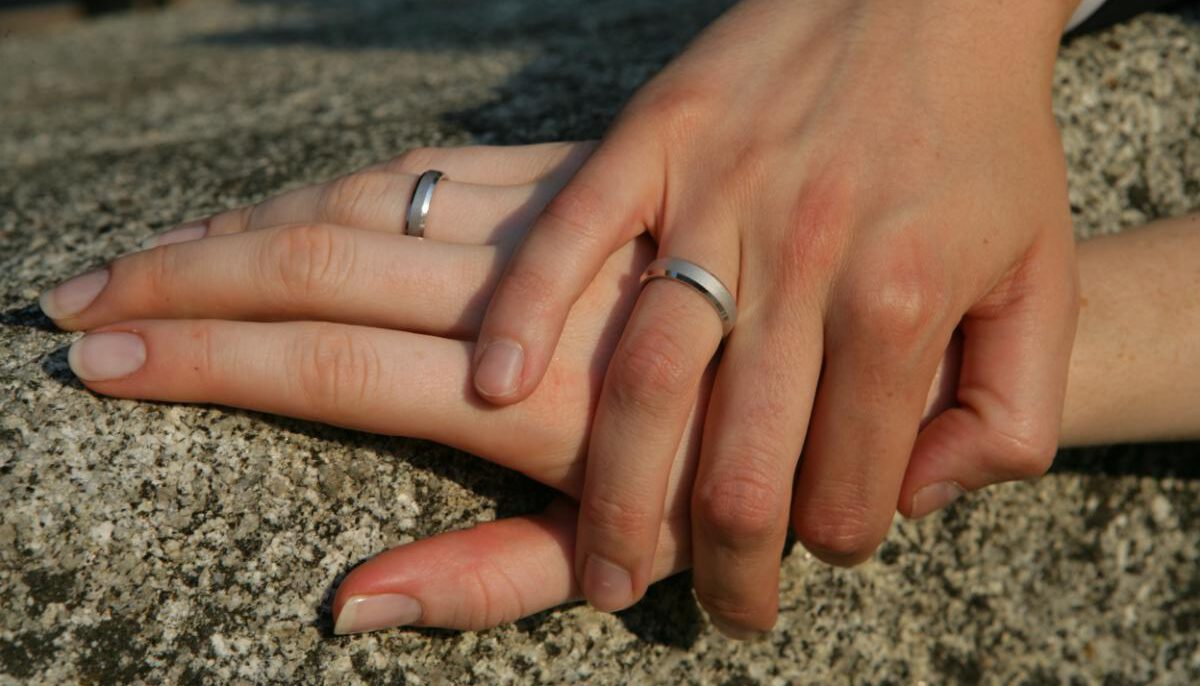Gemeinsam unterwegs. Hand in Hand ins Glück