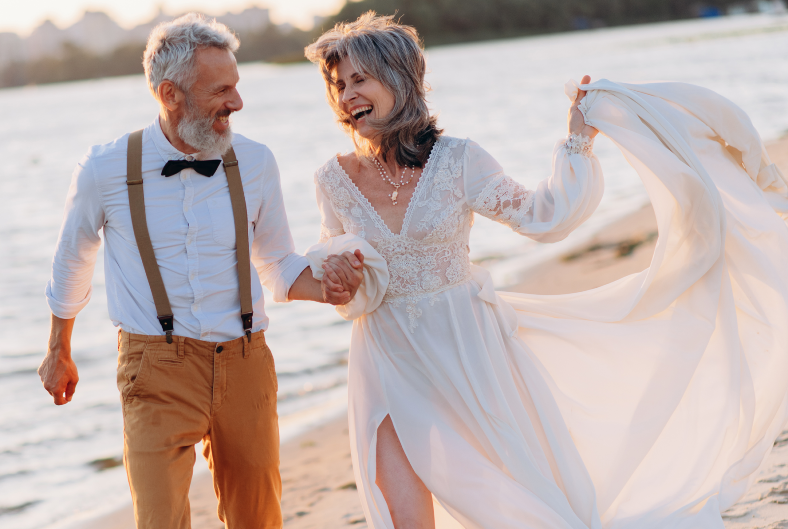 Hochzeitsfotograf für Goldene Hochzeit macht Paarfotos vom fröhlichen Paar