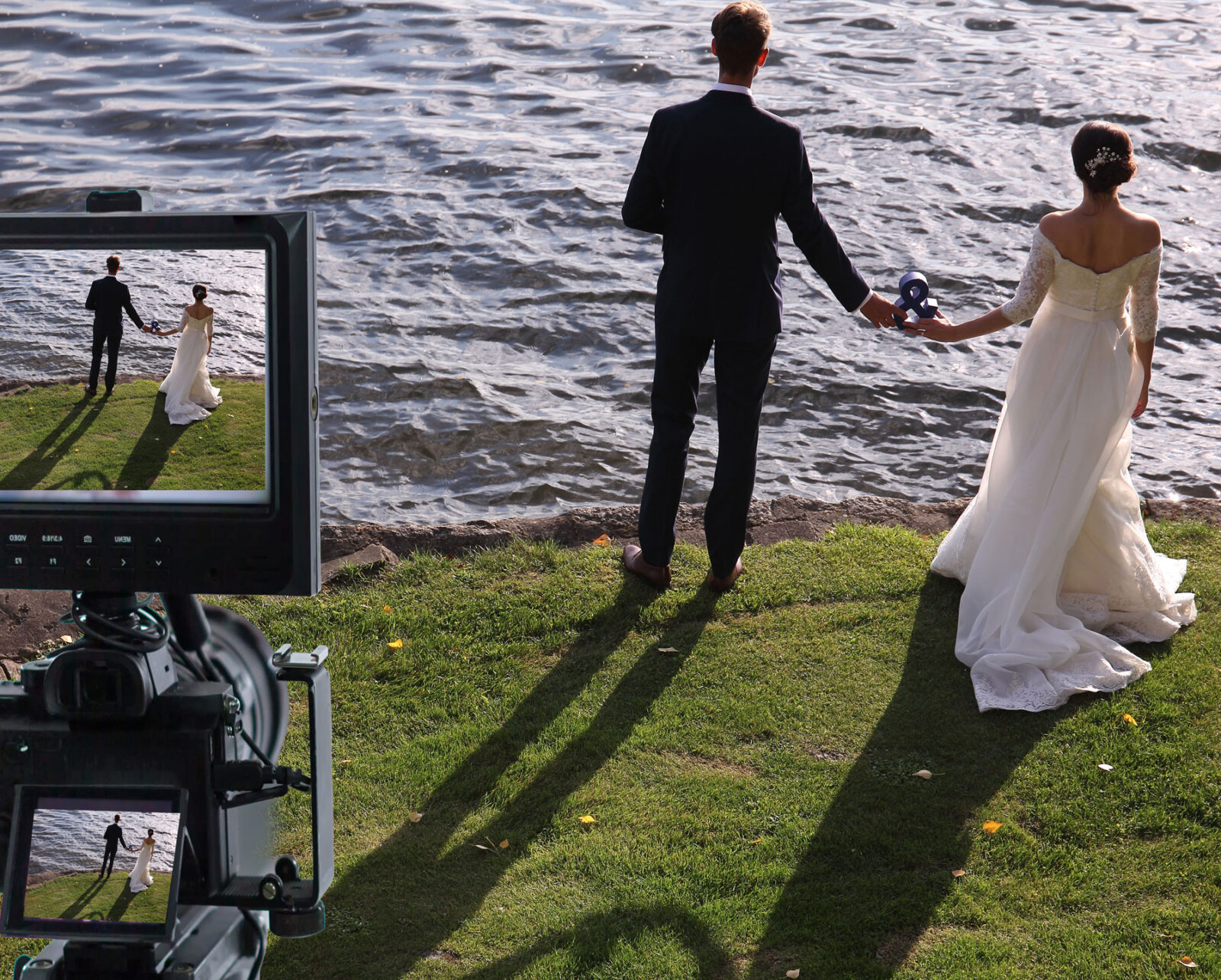 Hochzeitsfilmerin macht Video vom Brautpaar in Oberösterreich