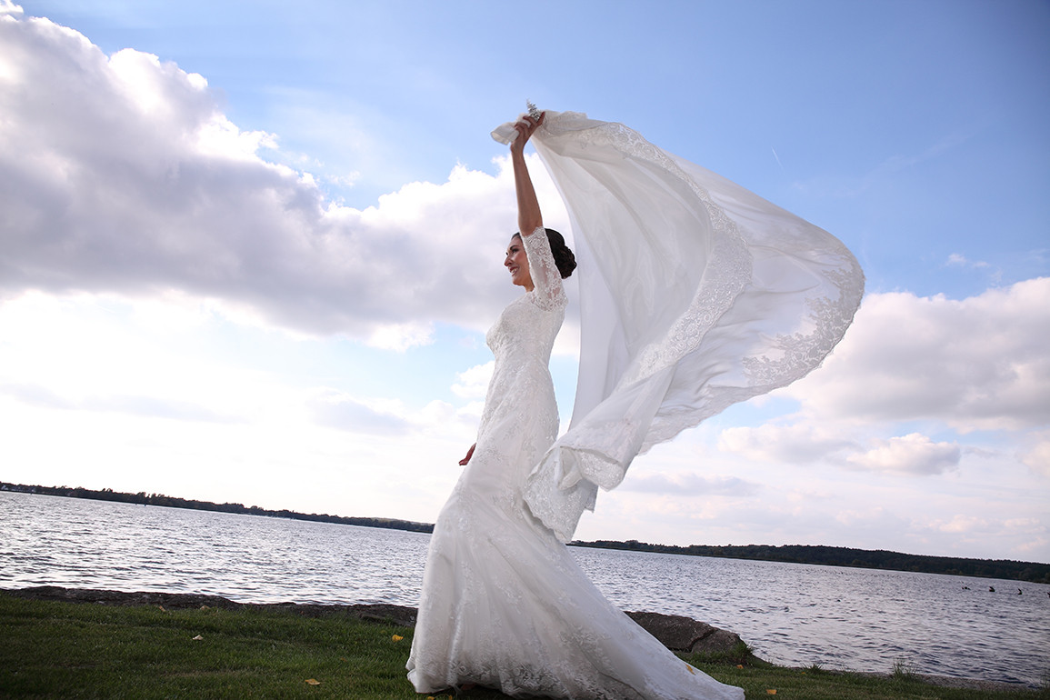 Was kostet ein Hochzeitsfotograf in Linz? Professioneller Hochzeitsfotograf fotografiert die Braut