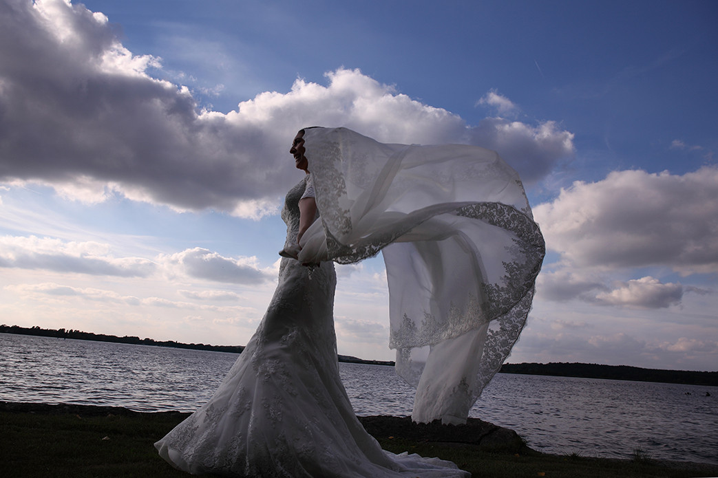 Hochzeitsfotograf fotografiert die Braut